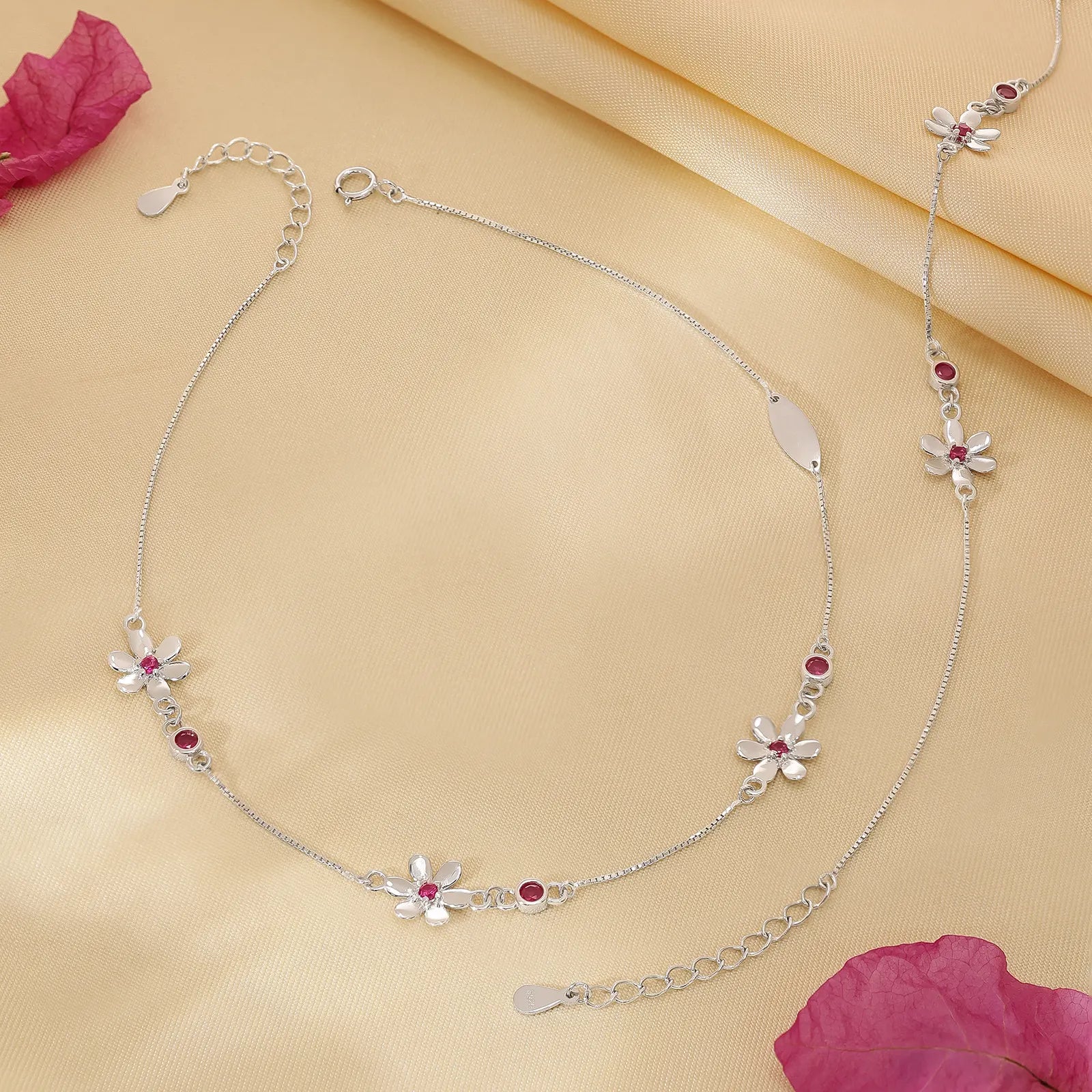 This is an Unniyarcha Minimal Silver 92.5 Flower Anklet. 